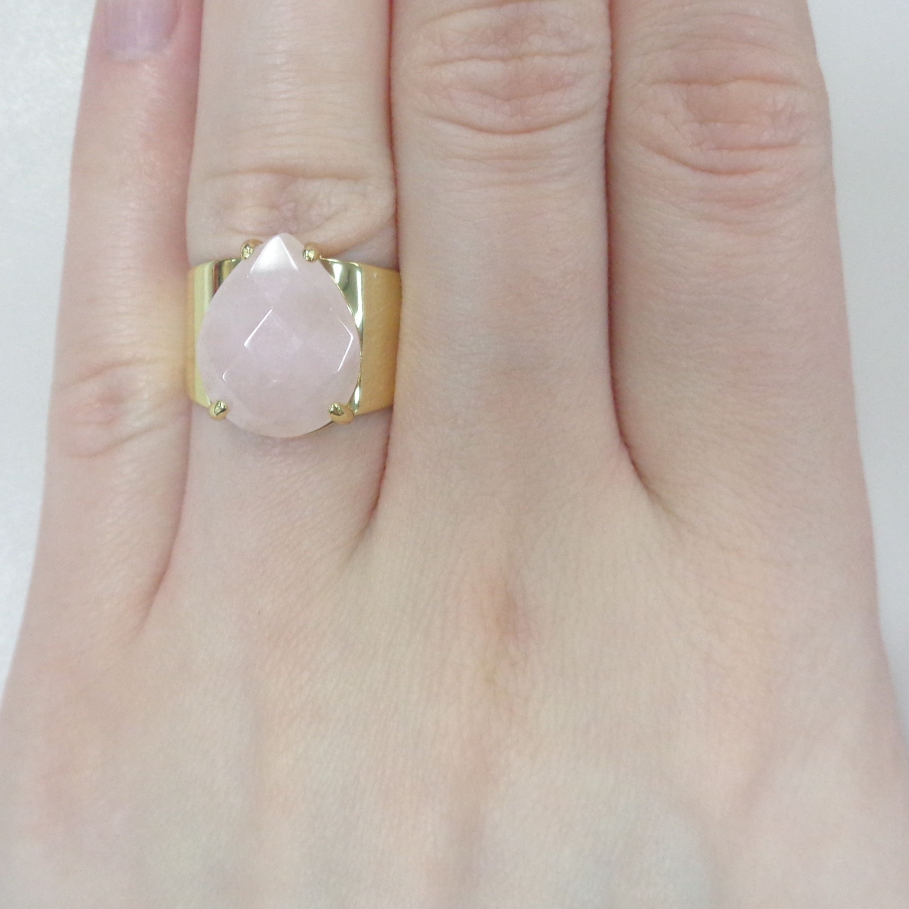 Серебряное незамкнутое кольцо с розовым кварцем